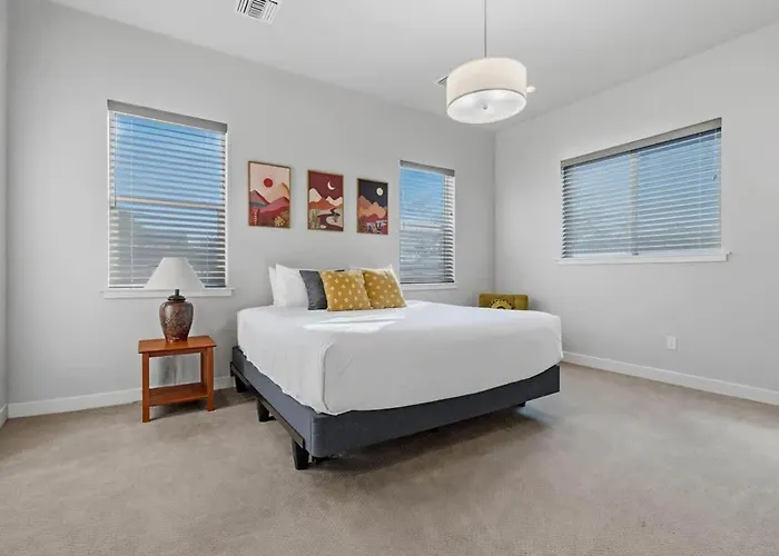Modern Near Ua & Downtown *