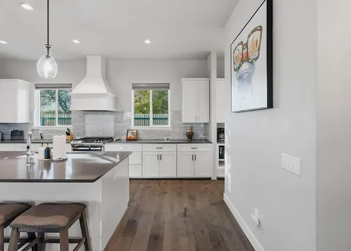 Modern Near Ua & Downtown *